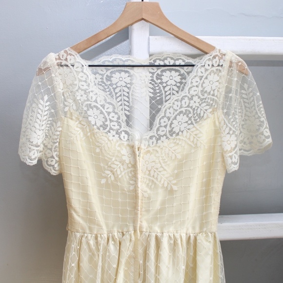 Elegant Cream Lace Dress - Picture 11 of 15